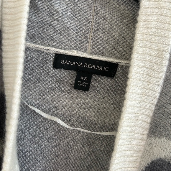 Banana Republic Gray and Cream Cardigan - Picture 4 of 8